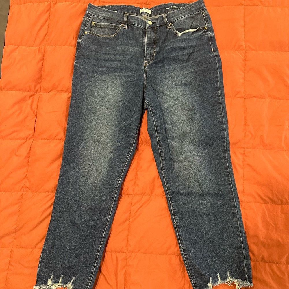 💜 2/$40!  Nicole Miller Dark Blue Cropped Jeans with Frayed Hem